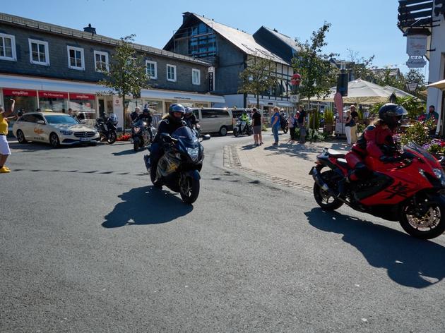 160 motorräder fahren zum „hayabusaclub germany“ quer durch winterberg - die besten bilder