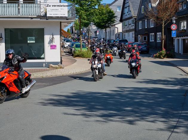 160 motorräder fahren zum „hayabusaclub germany“ quer durch winterberg - die besten bilder