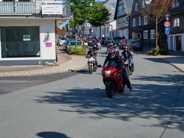 160 motorräder fahren zum „hayabusaclub germany“ quer durch winterberg - die besten bilder