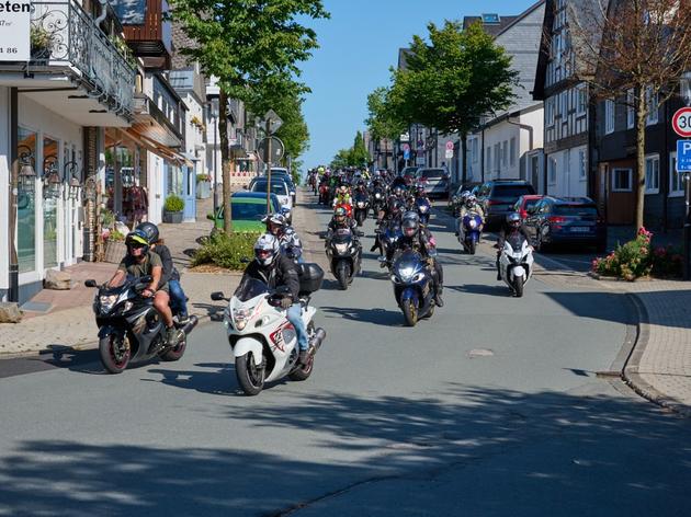 160 motorräder fahren zum „hayabusaclub germany“ quer durch winterberg - die besten bilder