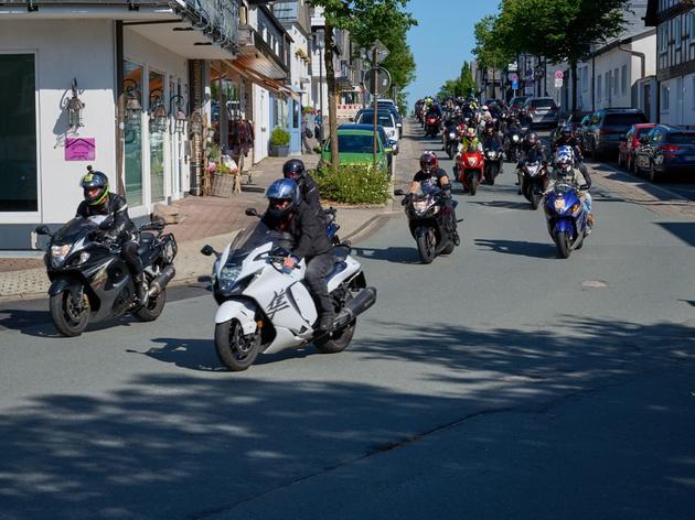 160 motorräder fahren zum „hayabusaclub germany“ quer durch winterberg - die besten bilder