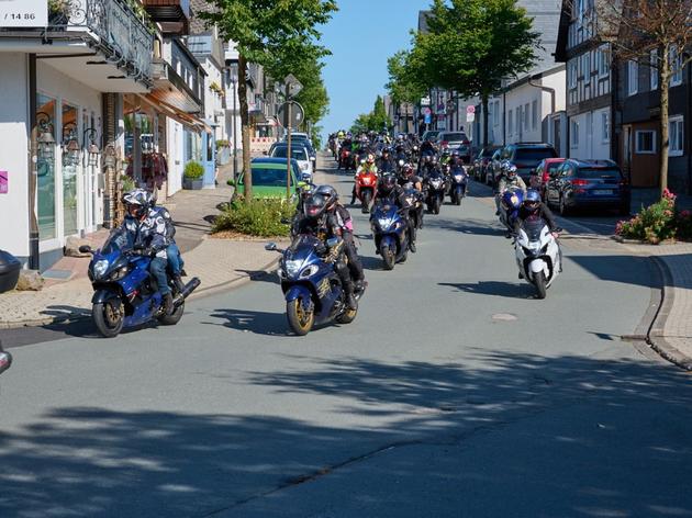 160 motorräder fahren zum „hayabusaclub germany“ quer durch winterberg - die besten bilder