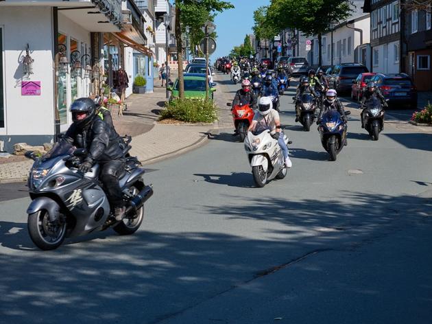 160 motorräder fahren zum „hayabusaclub germany“ quer durch winterberg - die besten bilder