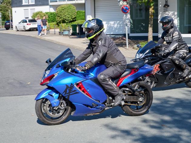 160 motorräder fahren zum „hayabusaclub germany“ quer durch winterberg - die besten bilder