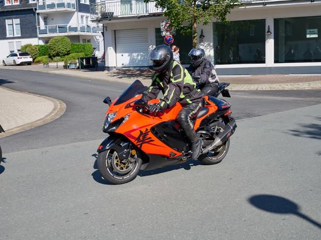 160 motorräder fahren zum „hayabusaclub germany“ quer durch winterberg - die besten bilder