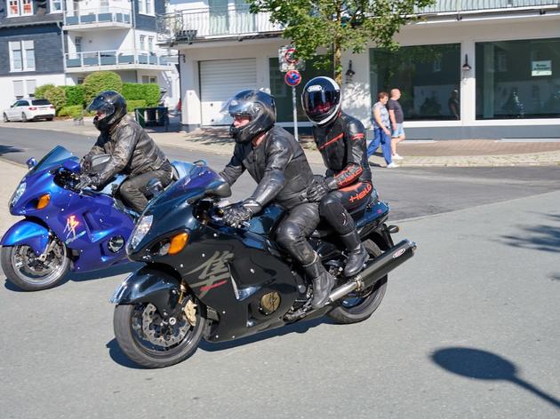 160 motorräder fahren zum „hayabusaclub germany“ quer durch winterberg - die besten bilder