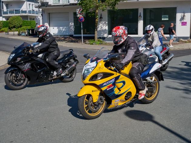 160 motorräder fahren zum „hayabusaclub germany“ quer durch winterberg - die besten bilder