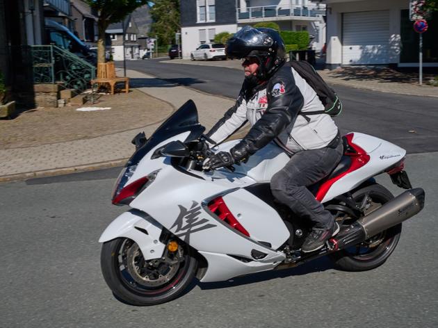 160 motorräder fahren zum „hayabusaclub germany“ quer durch winterberg - die besten bilder