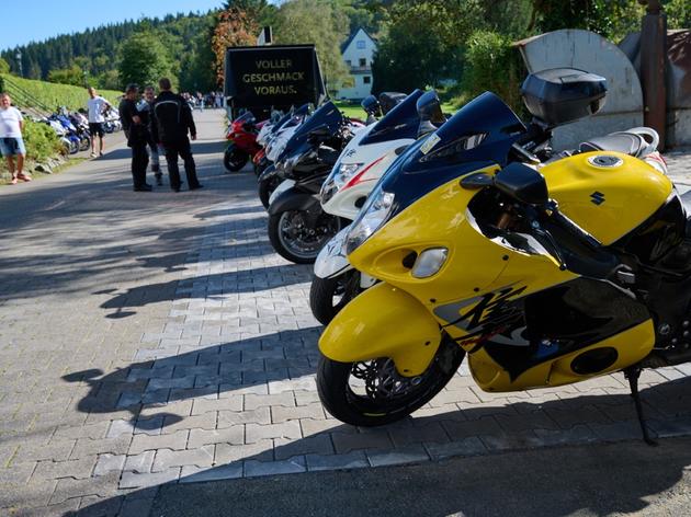 160 motorräder fahren zum „hayabusaclub germany“ quer durch winterberg - die besten bilder