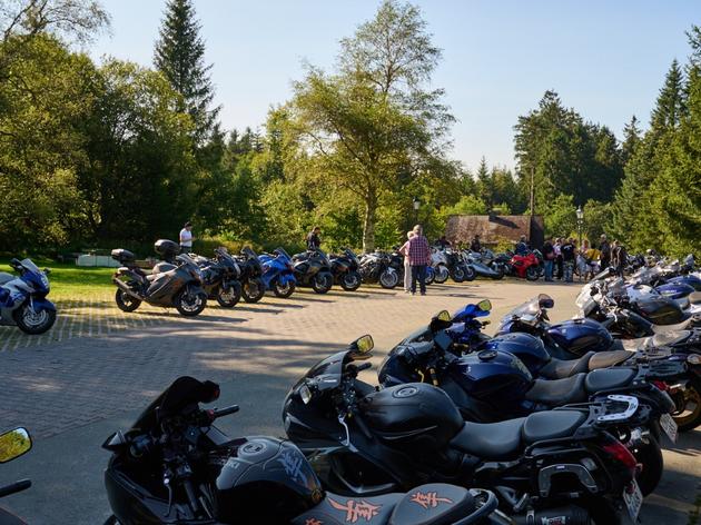 160 motorräder fahren zum „hayabusaclub germany“ quer durch winterberg - die besten bilder