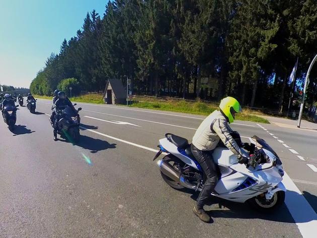 160 motorräder fahren zum „hayabusaclub germany“ quer durch winterberg - die besten bilder