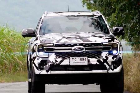 siebensitzer-geländewagen von ford in extrabreit