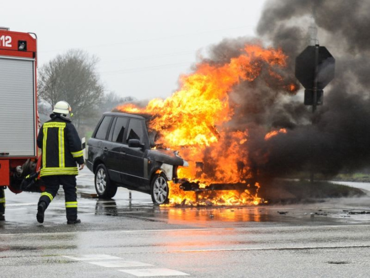 blaulichtreport für ludwigsburg, 26.08.2024: kirchheim am neckar: ford mustang ausgebrannt