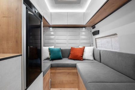 neuer campervan mit hecksitzgruppe auf vw crafter