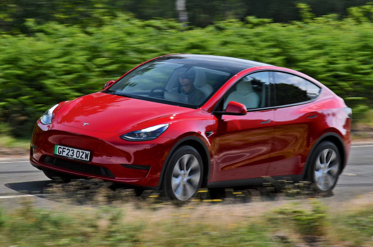 tesla model y wird mit mehr reichweite, leistung und technologie aktualisiert