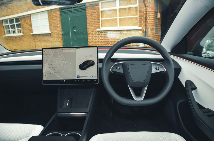 tesla model y wird mit mehr reichweite, leistung und technologie aktualisiert