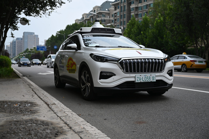 taxis ohne fahrer erobern china: eine acht kilometer fahrt im robotaxi kostet grade mal 1,40 euro