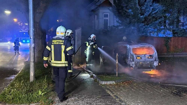 auto in flammen