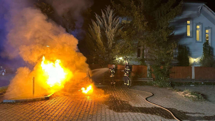 auto in flammen