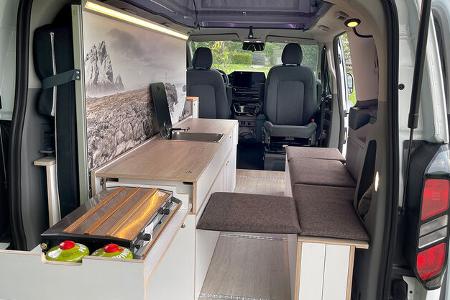 bei diesem campervan-ausbau klappt das bett zur seite