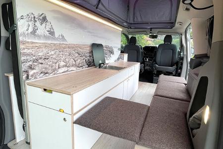 bei diesem campervan-ausbau klappt das bett zur seite