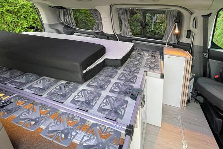 bei diesem campervan-ausbau klappt das bett zur seite