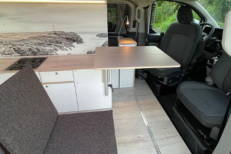 bei diesem campervan-ausbau klappt das bett zur seite