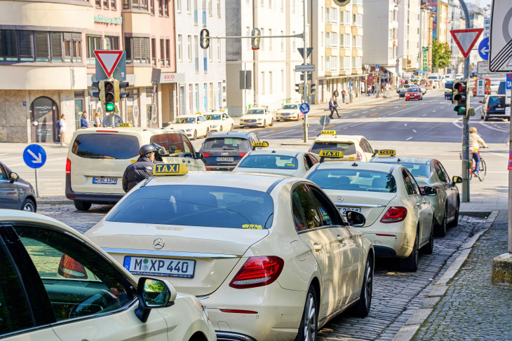 strategiewechsel: mercedes streicht taxi-rabatte und die neuzulassungen brechen ein – zugunsten dieses segments