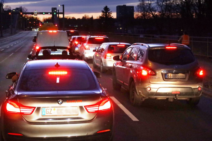 berlin: dramatische zustände! diese straßen sollten autofahrer am besten nie befahren