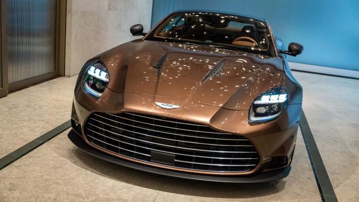 neuer aston martin vanquish (2025): der v12 lebt weiter