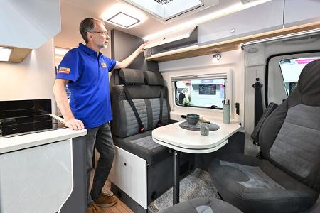 schicker campervan mit bad und längsbett