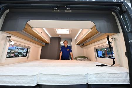 schicker campervan mit bad und längsbett