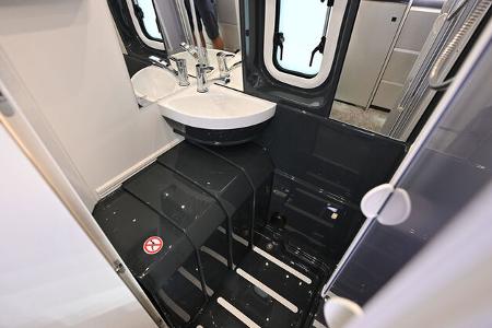 schicker campervan mit bad und längsbett