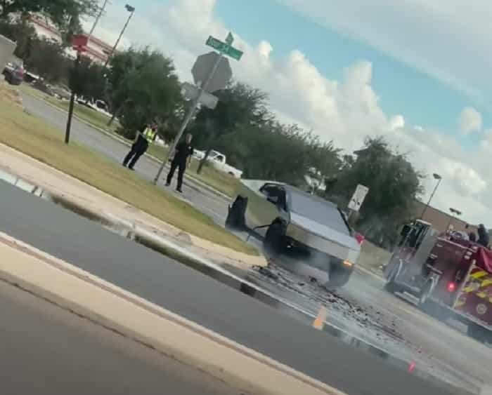 tesla cybertruck fängt in texas feuer, und feuerwehrleute erklären, wie batterien brände verschärfen