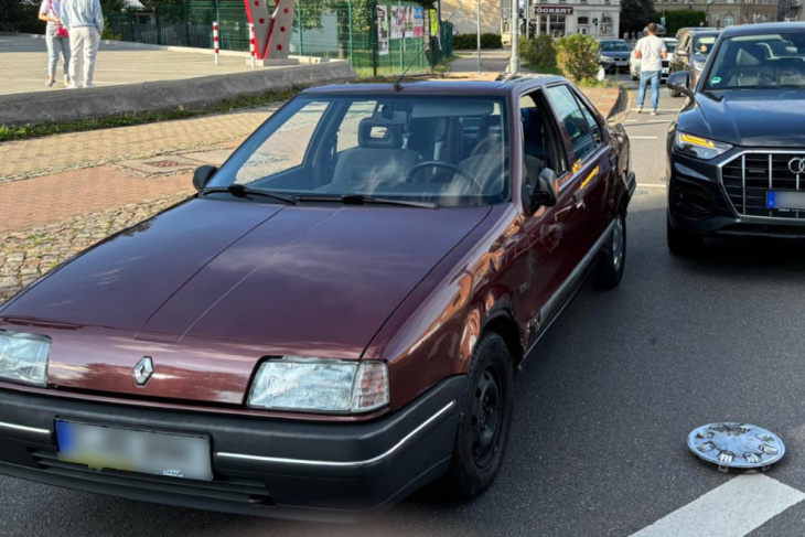 audi rammt renault-oldtimer an der kappler drehe