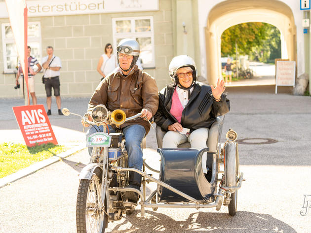 oldtimer auf zwei rädern starten zur fürstenfelder classic tour