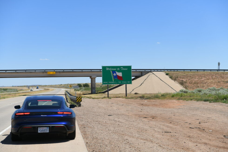 mit dem porsche taycan auf dem cannonball-ritt