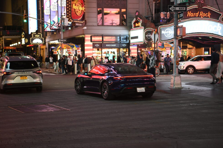 mit dem porsche taycan auf dem cannonball-ritt