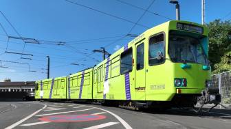 pakettransport per tram: güterstraßenbahn fährt durch frankfurt am main