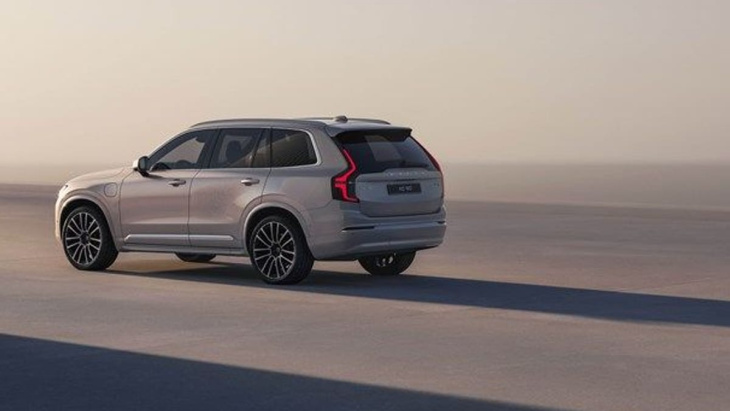 volvo xc90-facelift: verbrenner-suv läuft parallel zum elektro-suv ex90