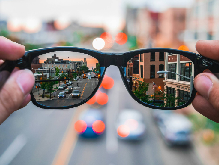 autofahrer aufgepasst: deshalb sollte man eine brille im handschuhfach haben