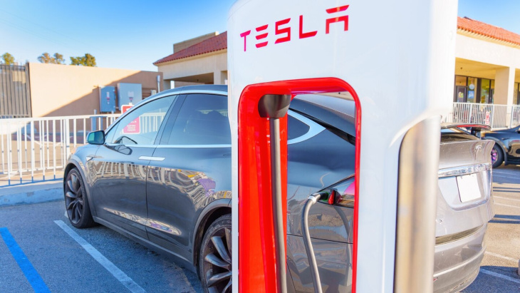 tesla-supercharger für alle? viele e-autofahrer schauen noch in die röhre