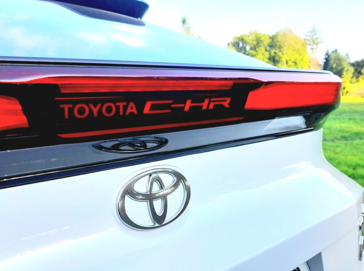 jetzt auch als plug-in-hybrid: der neue toyota c-hr