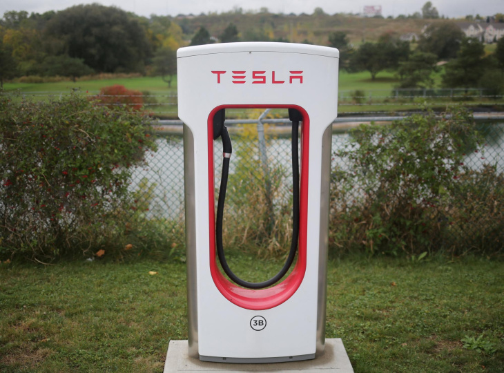 patent-leak: tesla soll kabellose ladestationen planen