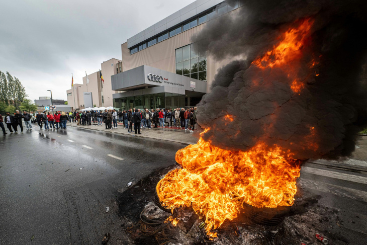 vor audi-werk brennen reifen: aufsehenerregende protestaktion – arbeiter sind wütend