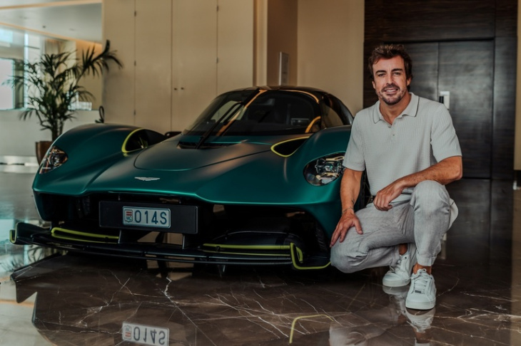 fernando alonso fährt aston martin valkyrie