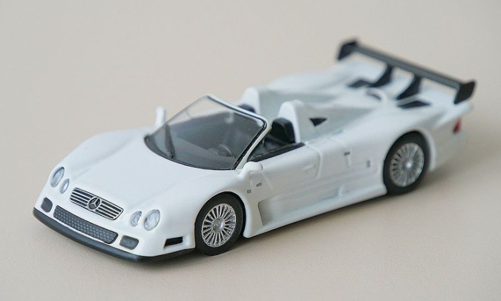 miniatur-mercedes mit vielen details