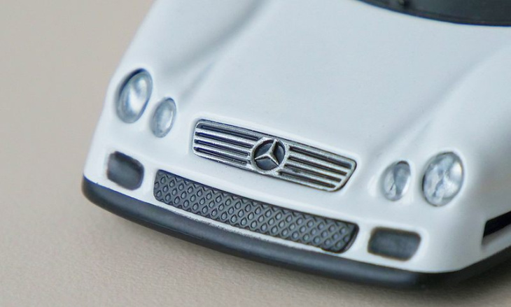 miniatur-mercedes mit vielen details