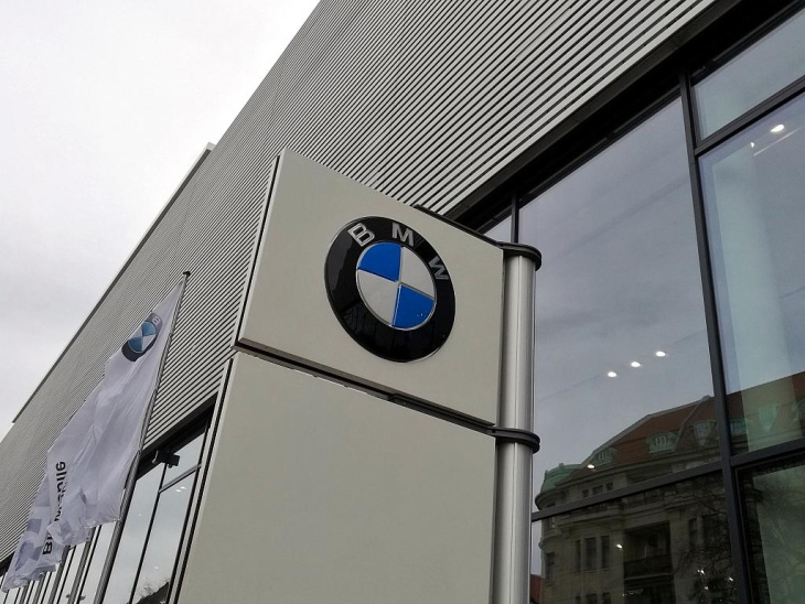 bmw ruft bis zu 1,5 millionen fahrzeuge zurück und kappt prognose