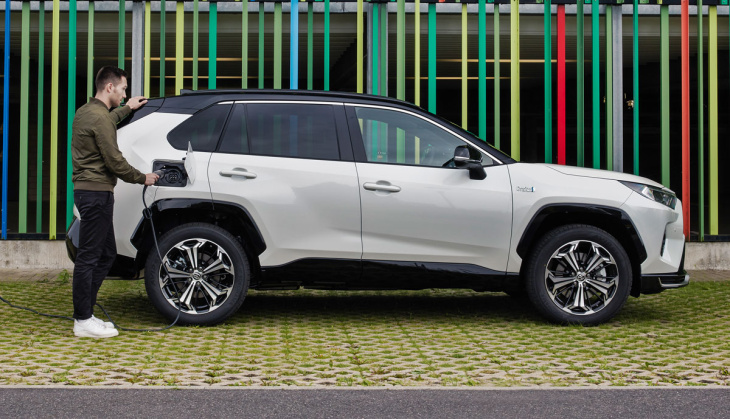 toyota macht rav4 plug-in-hybrid erschwinglicher, 5.000 euro „elektrobonus“